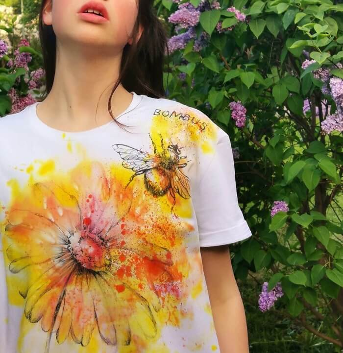 Карина в футболке BOMBUS